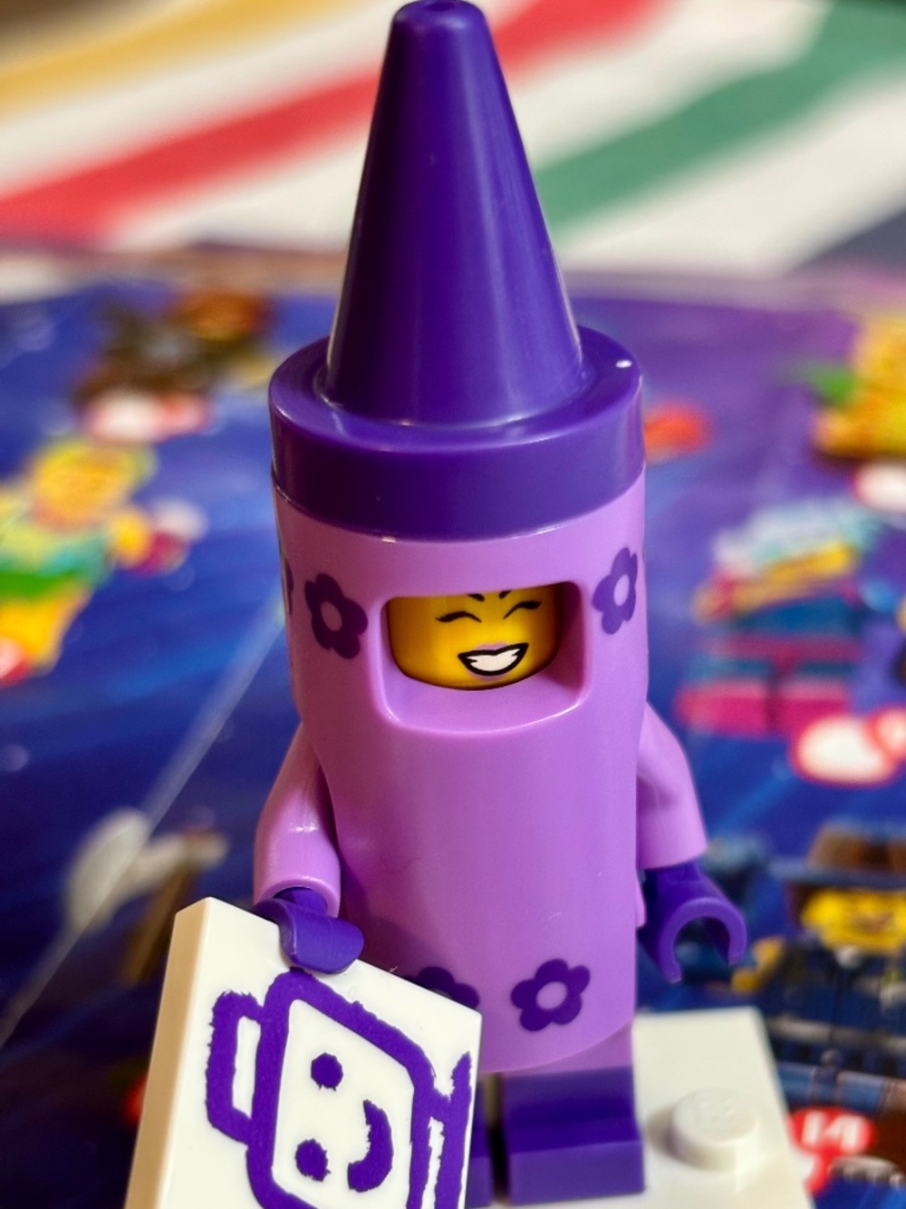 The LEGO Movie 2 "Crayon Girl" coltlm2-5 with stand, pamphlet & accessories.